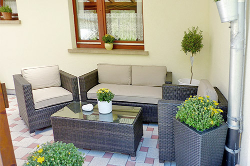 Überdachte Terrasse mit Sitzmöbeln